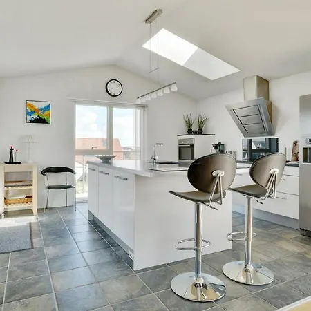 Casa vacanze Lovely In With Kitchen