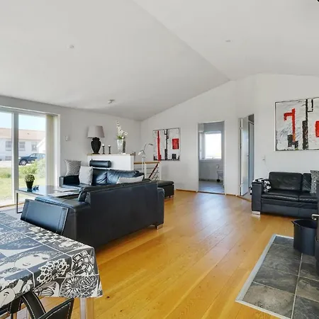 Casa vacanze Lovely In With Kitchen